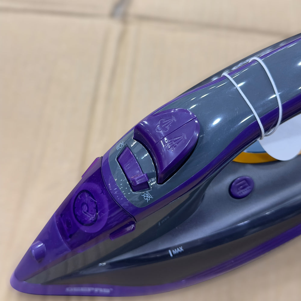 Geepas Auto-Temperature Steam Iron 7813