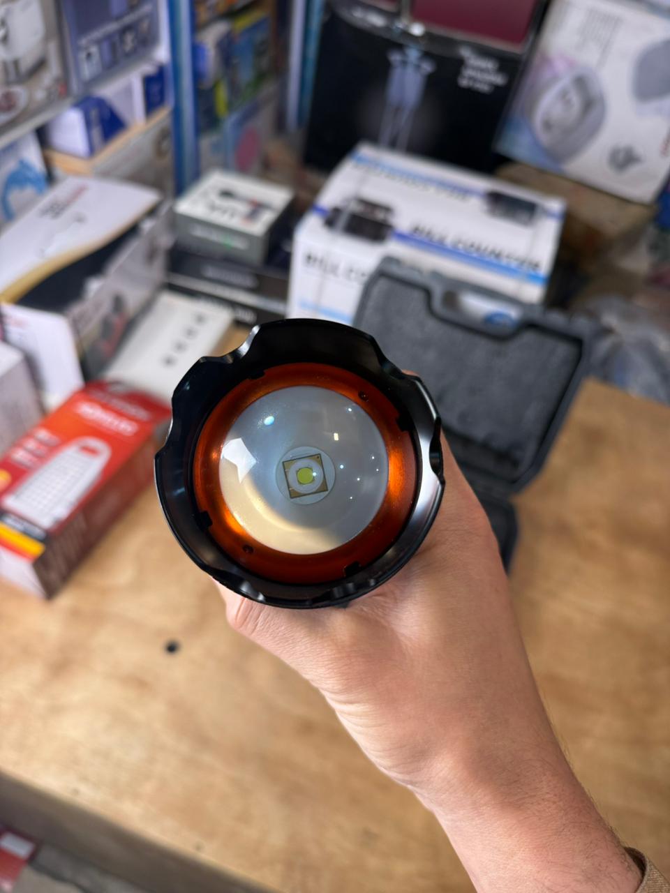 Zoom white laser flashlight