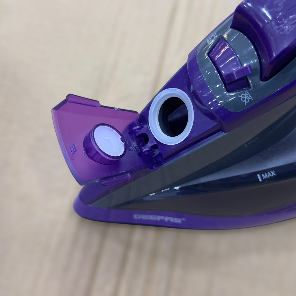 Geepas Auto-Temperature Steam Iron 7813