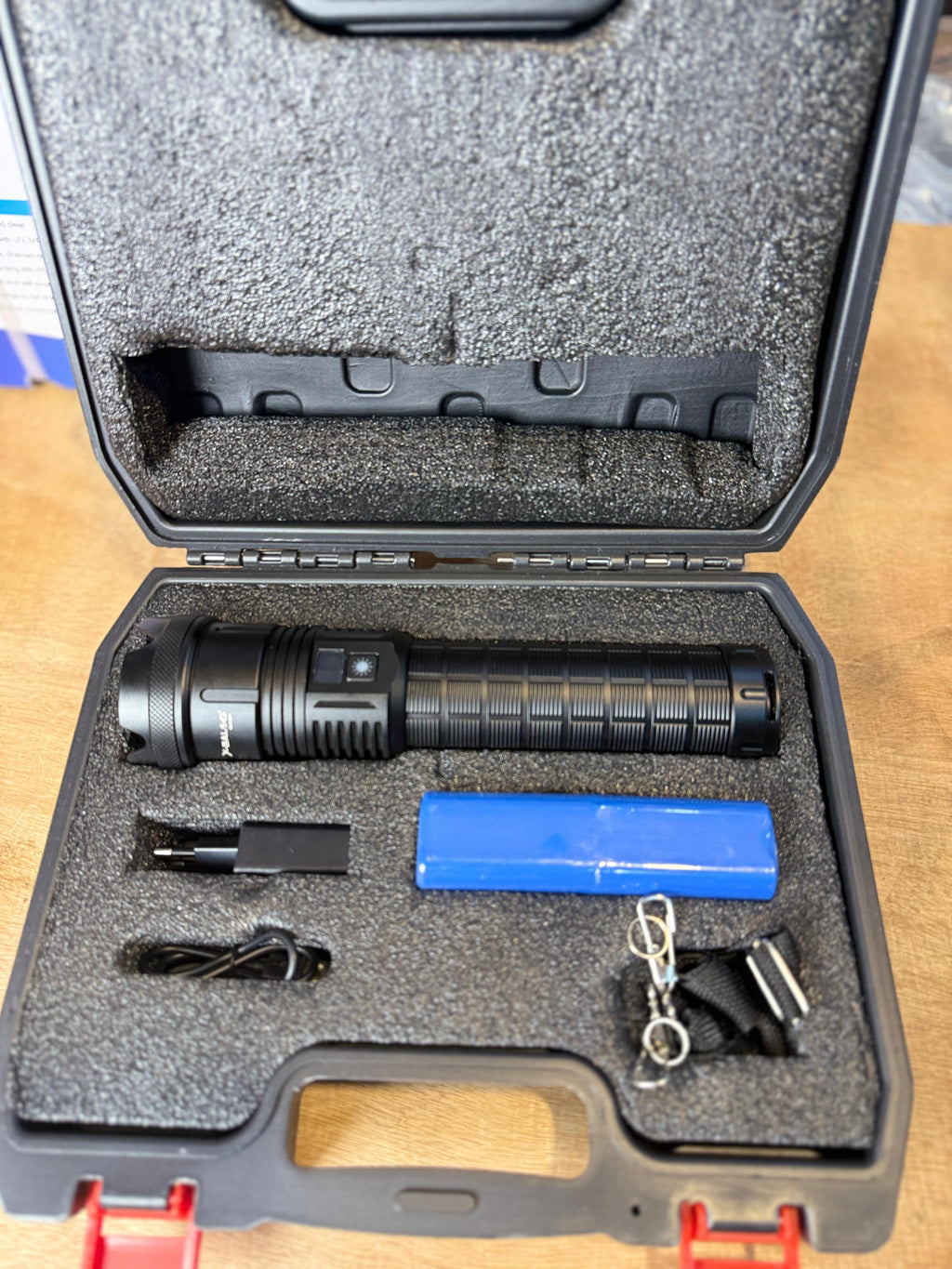 Zoom white laser flashlight