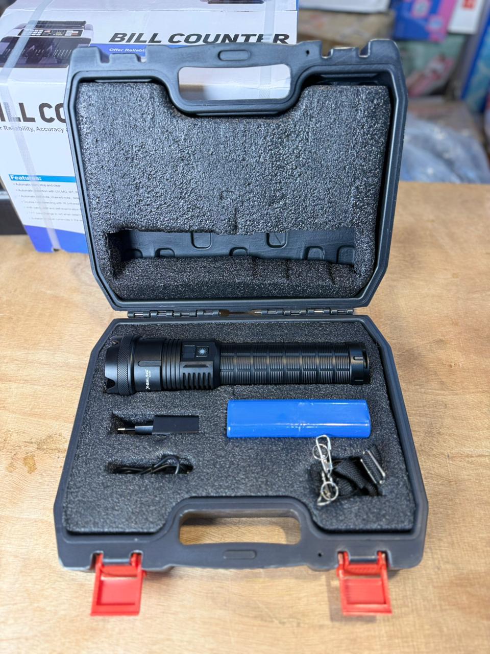 Zoom white laser flashlight